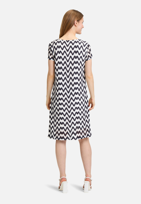 Sommerkleid mit V-Ausschnitt / Modellfoto Rückseite