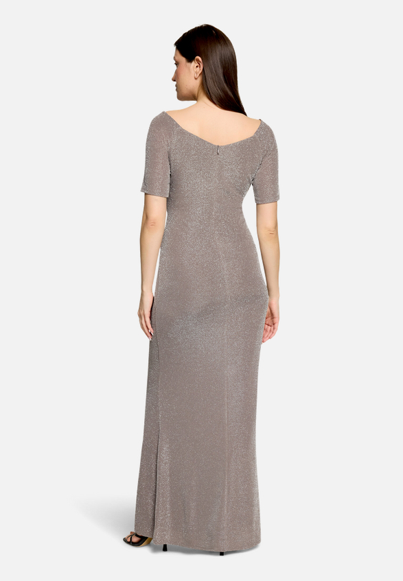 Abendkleid im Glitzer-Look / Modellfoto Rückseite