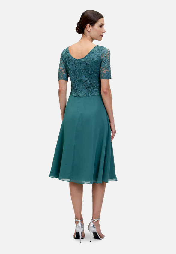 Cocktailkleid mit Spitze / Modellfoto Rückseite