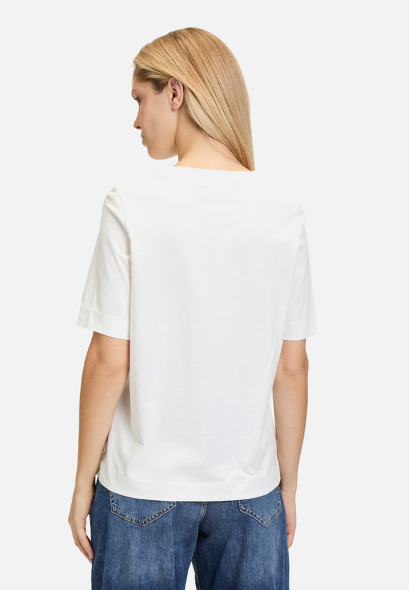 Printshirt mit Rundhalsausschnitt / Modellfoto Rückseite