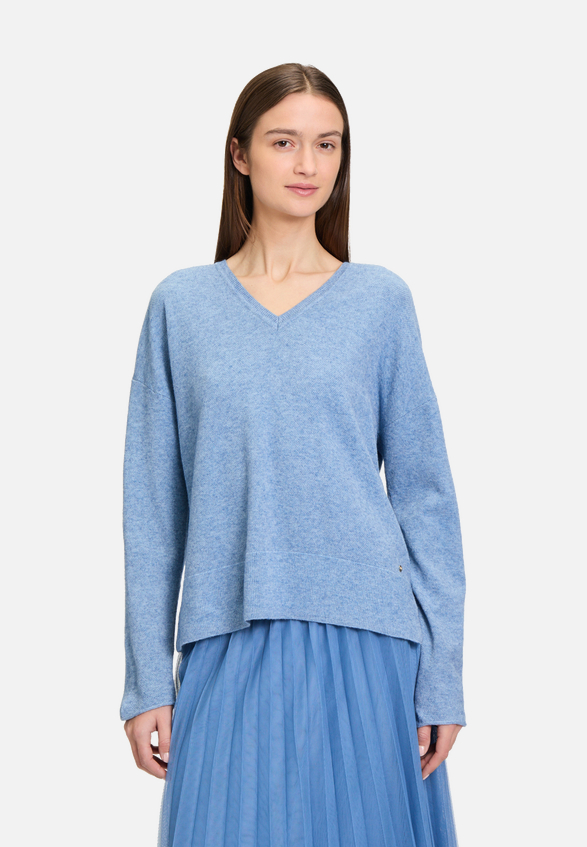 Strickpullover mit V-Ausschnitt / Modellfoto Vorderseite