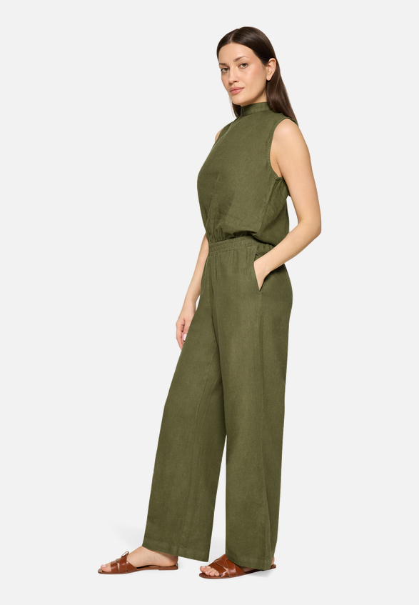 Jumpsuit mit hohem Kragen / Modellfoto Vorderseite (Outfit)