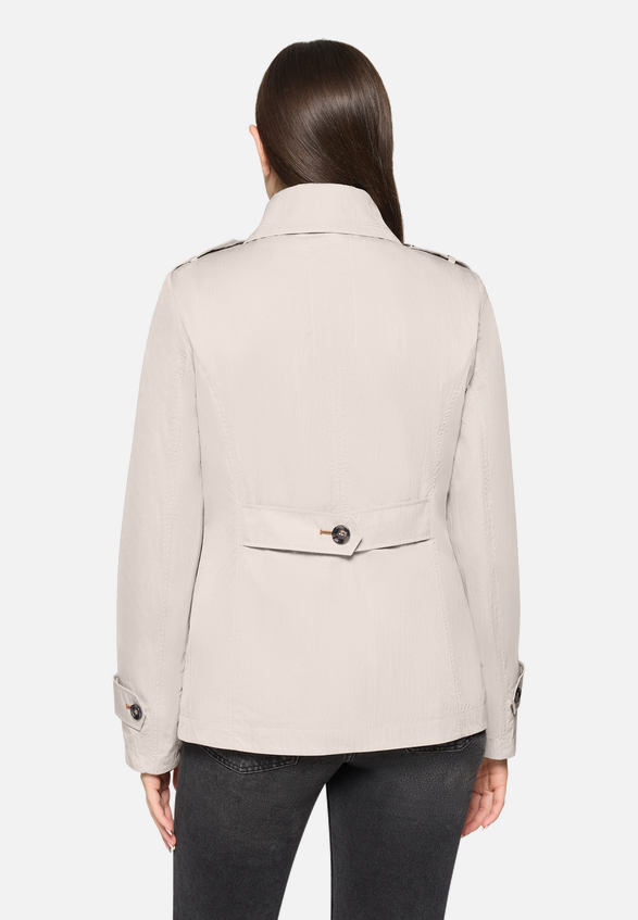 Sommerjacke mit Kragen / Modellfoto Rückseite