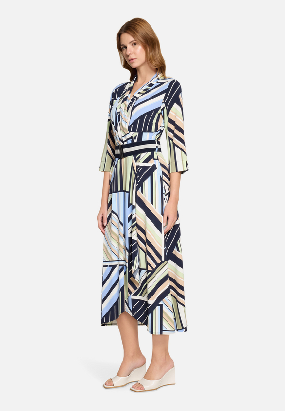 Midikleid mit Volant / Modellfoto Vorderseite (Outfit)
