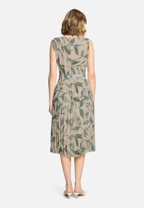 Chiffonkleid mit Plissee / Modellfoto Rückseite