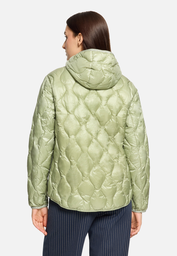Steppjacke mit Eingrifftaschen / Modellfoto Rückseite