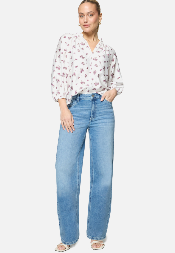 Schlupfbluse  mit Blumen / Modellfoto Vorderseite (Outfit)