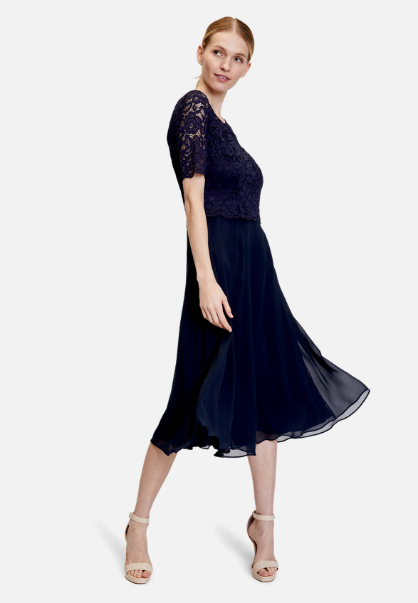 Cocktailkleid mit Spitze / Modellfoto Vorderseite (Outfit)