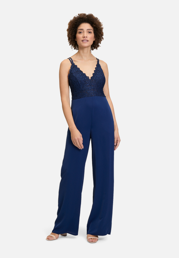 Jumpsuit mit Spitze / Modellfoto Vorderseite