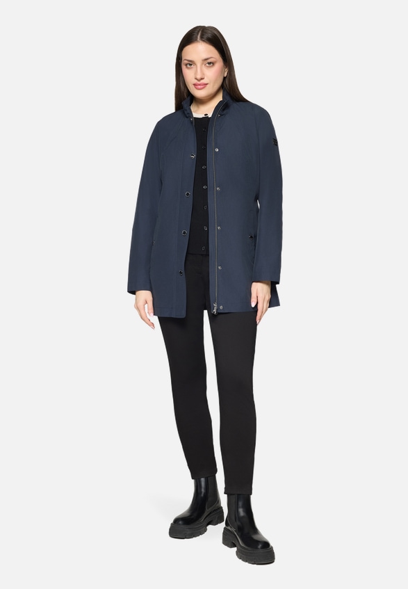 Outdoorjacke mit Stehkragen / Modellfoto Vorderseite (Outfit)