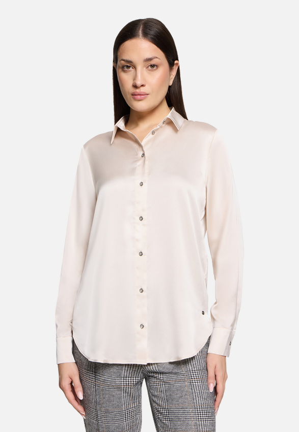 Hemdbluse langarm / Modellfoto Vorderseite