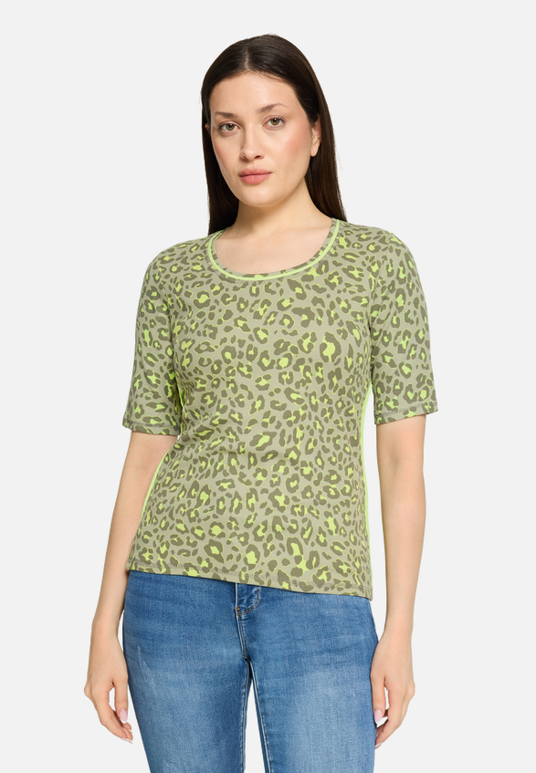 Basic Shirt mit Rippenstruktur / Modellfoto Vorderseite