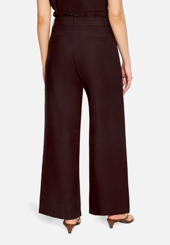 Casual-Hose mit Bundfalten / Modellfoto Rückseite