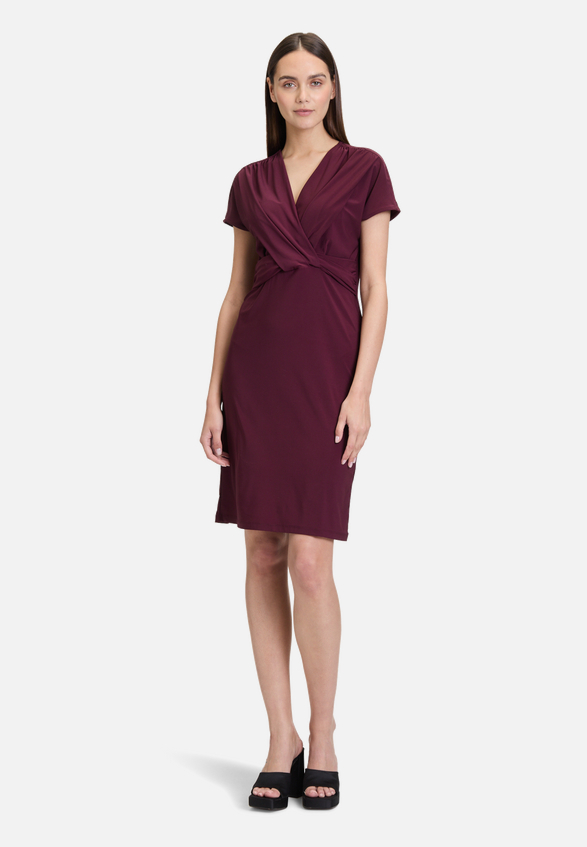 Jerseykleid mit Raffung / Modellfoto Vorderseite (Outfit)