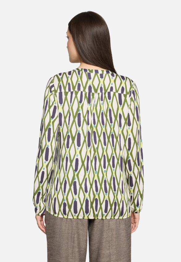 Casual-Bluse mit Muster / Modellfoto Rückseite