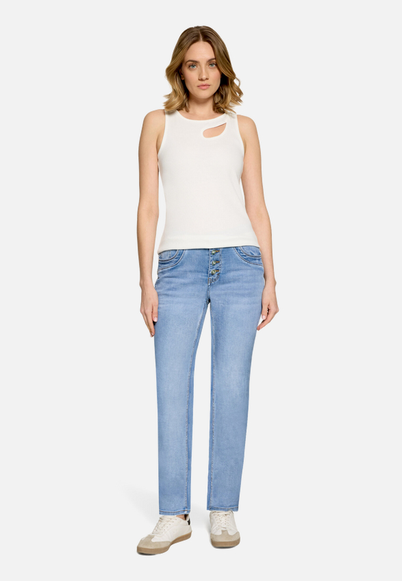 Boyfriend-Jeans im Vintage-Look / Modellfoto Vorderseite (Outfit)
