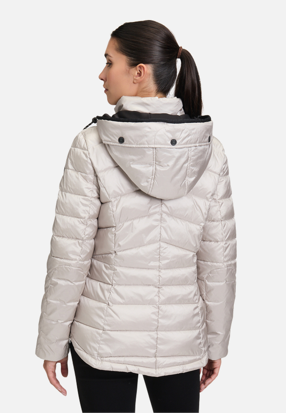 Steppjacke mit abnehmbarer Kapuze / Modellfoto Rückseite