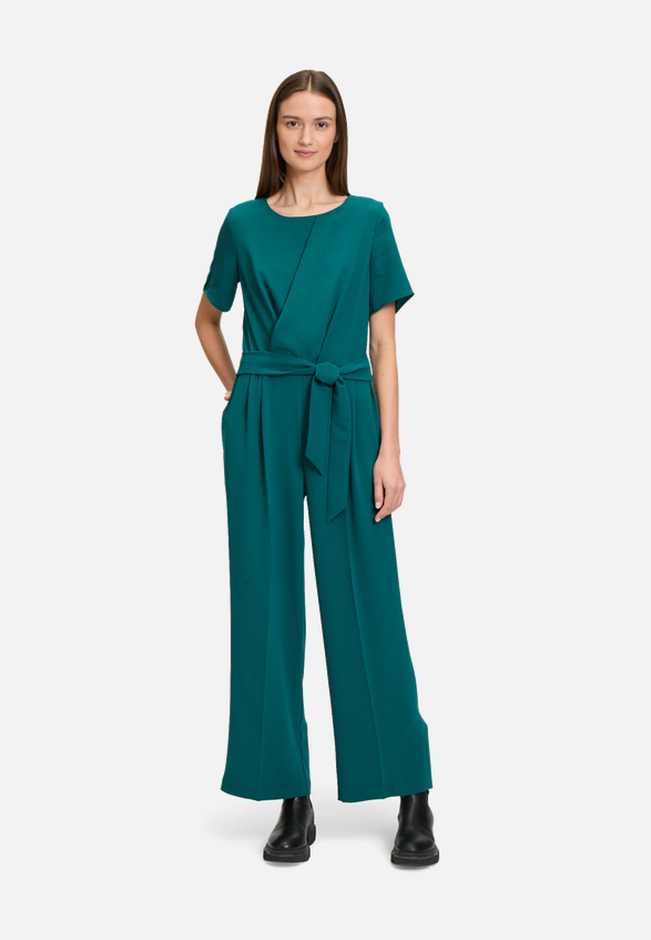 Jumpsuit mit Bindegürtel / Modellfoto Vorderseite