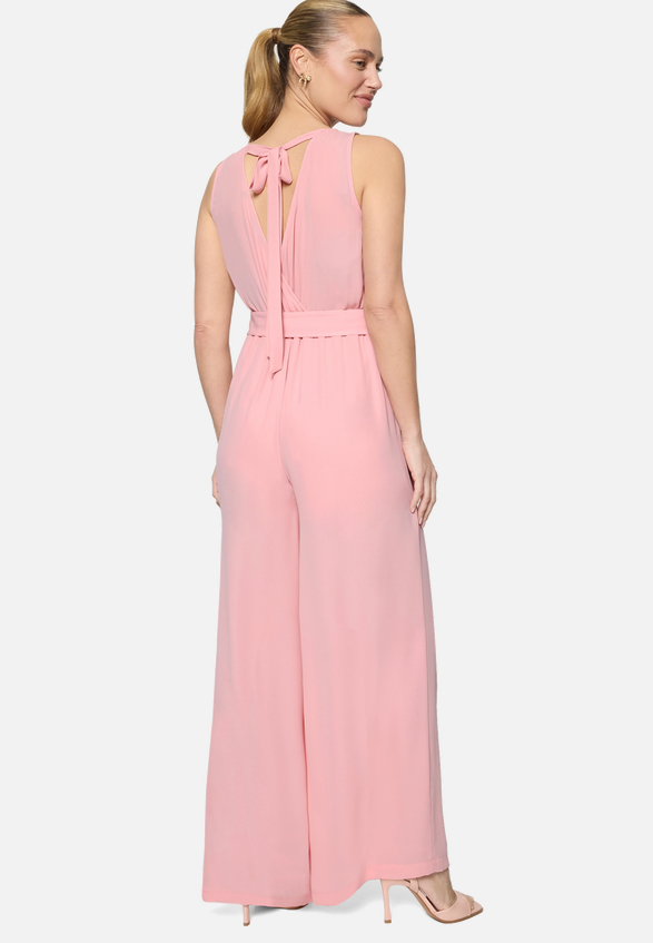 Jumpsuit mit Gürtel und weitem Bein / Modellfoto Rückseite