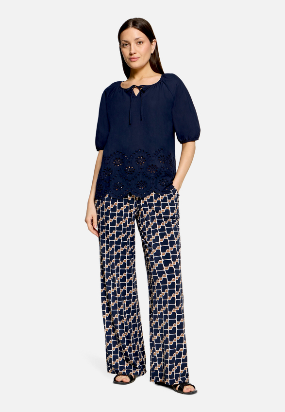 Schlupfhose  mit grafischem Muster  / Modellfoto Vorderseite (Outfit)
