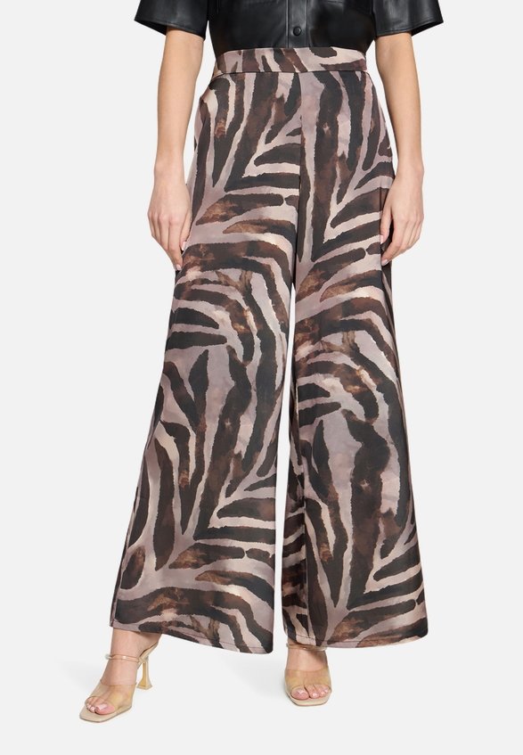 Marlene-Hose mit Animalprint / Modellfoto Vorderseite