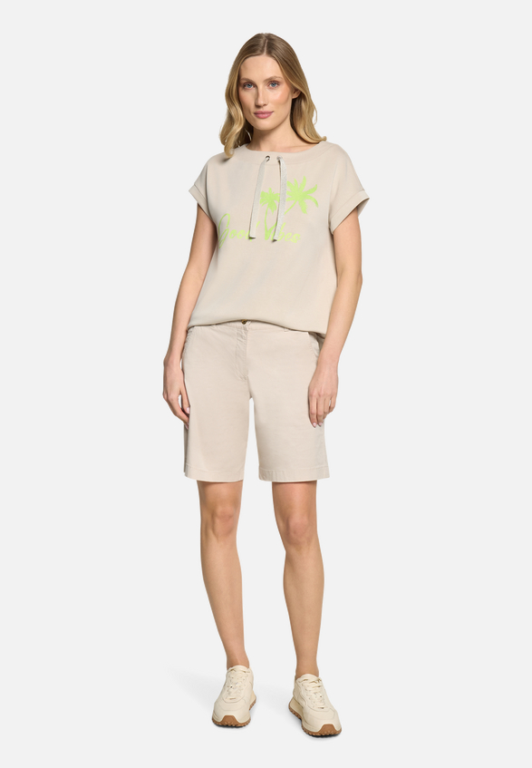 Sweatshirt mit Aufdruck / Modellfoto Vorderseite (Outfit)