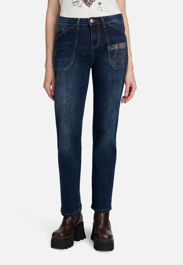 Regular Fit-Jeans mit Strass / Modellfoto Vorderseite