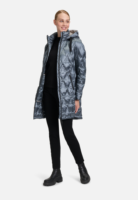 Daunenmantel mit Kapuze / Modellfoto Vorderseite (Outfit)