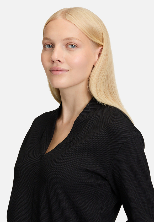 Casual-Shirt mit V-Ausschnitt / Detailbild