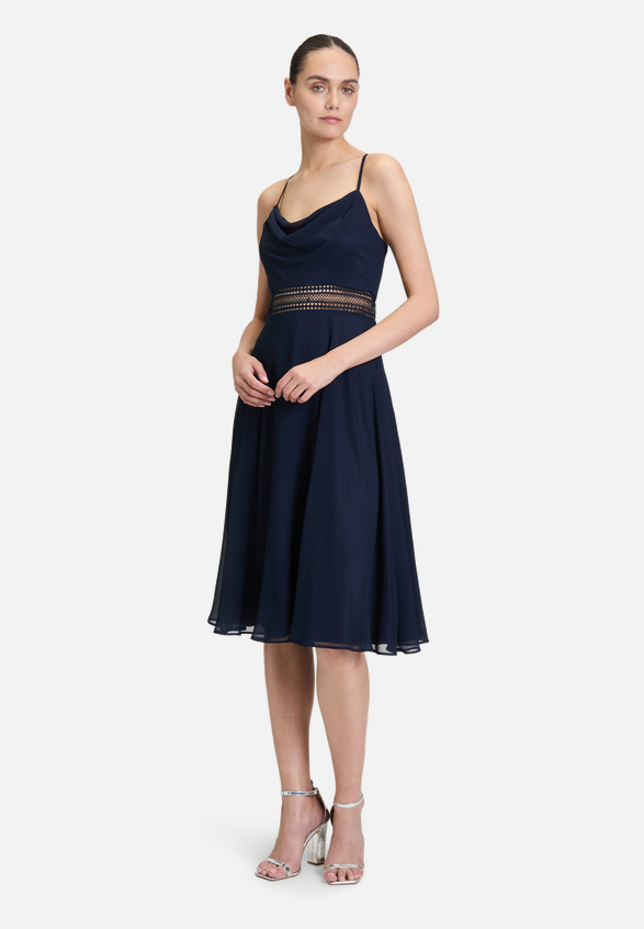 Cocktailkleid mit Wasserfallausschnitt / Modellfoto Vorderseite (Outfit)