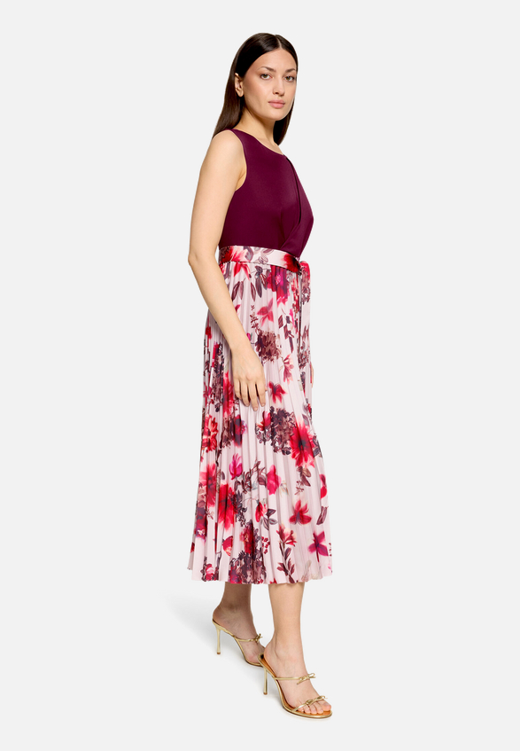 Cocktailkleid mit Plissee / Modellfoto Vorderseite (Outfit)