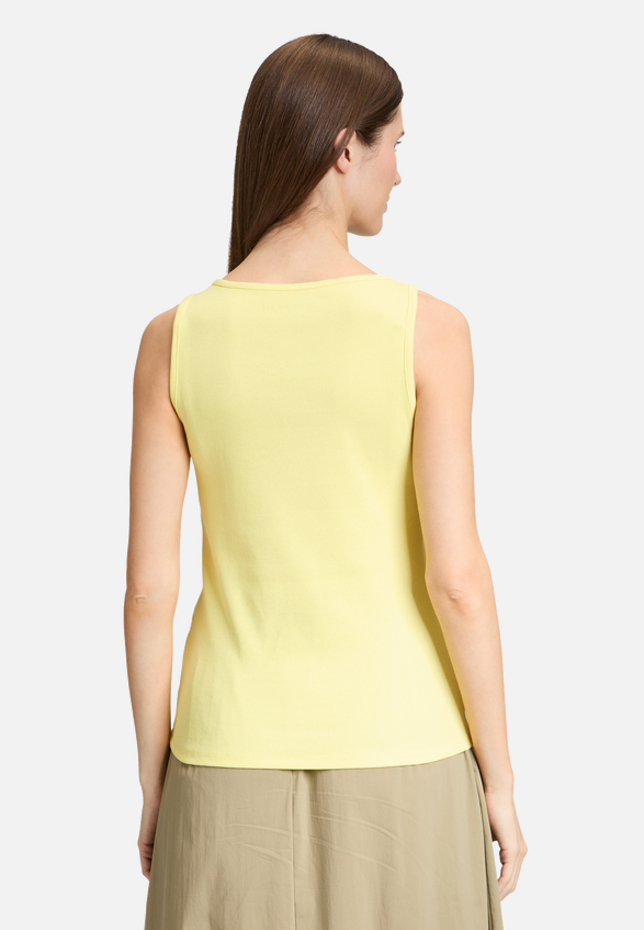 Basic-Top mit Rundhalsausschnitt / Modellfoto Rückseite