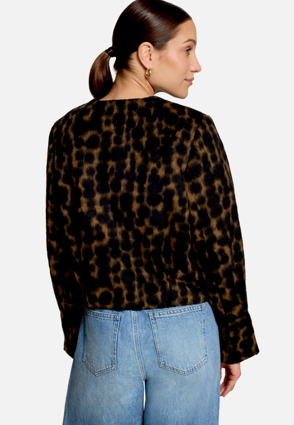 Flauschige Jacke  mit Knöpfen  / Modellfoto Rückseite