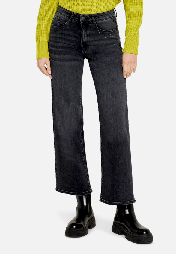 High Waisted-Jeans mit Strass / Modellfoto Vorderseite