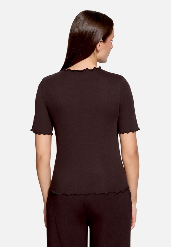 Halbarm-Shirt mit Kragen / Modellfoto Rückseite