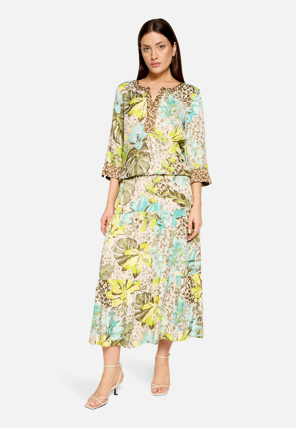 Schlupfbluse mit Blumenprint / Modellfoto Vorderseite (Outfit)