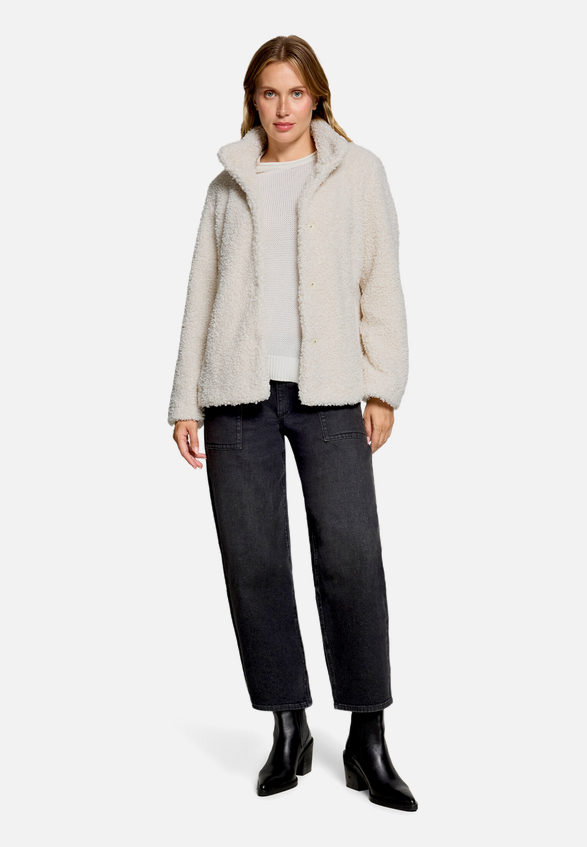 Plüschjacke mit Stehkragen / Modellfoto Vorderseite (Outfit)