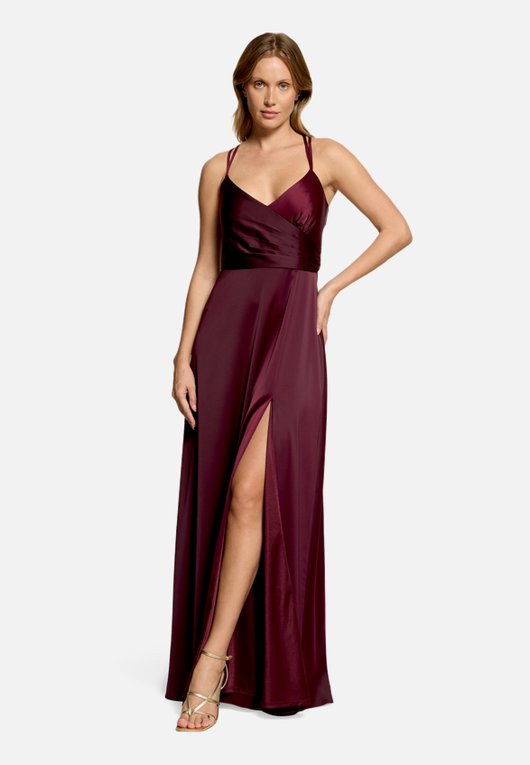 Abendkleid mit V-Ausschnitt / Modellfoto Vorderseite (Outfit)