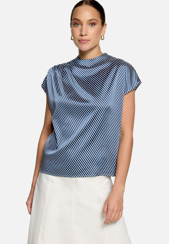 Satinbluse  gestreift mit Stehkragen  / Modellfoto Vorderseite