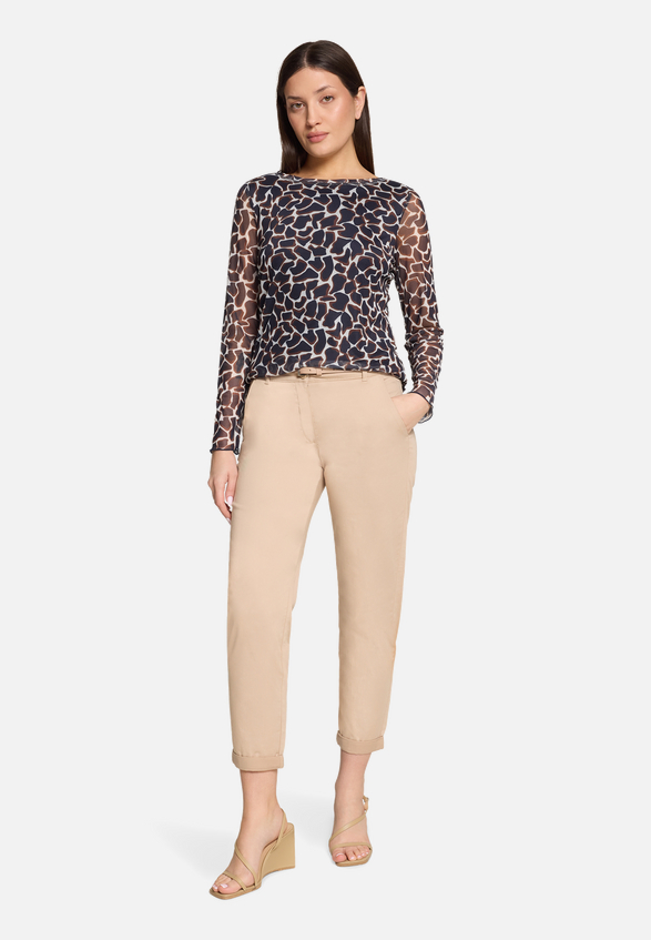 Langarm-Shirt mit Animalprint / Modellfoto Vorderseite (Outfit)