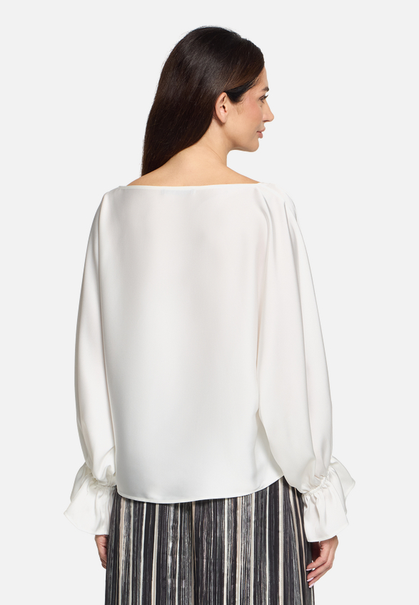 Satin-Bluse mit U-Boot-Ausschnitt / Modellfoto Rückseite