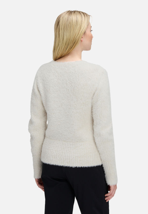 Strickpullover mit V-Ausschnitt / Modellfoto Rückseite