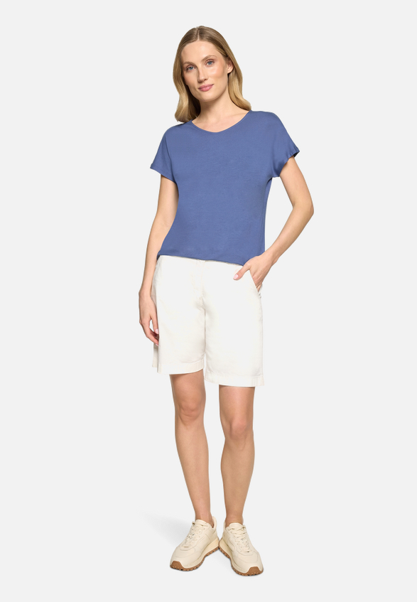 Casual-Shirt mit V-Ausschnitt / Modellfoto Vorderseite (Outfit)