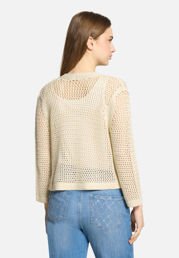 Grobstrickjacke mit Lochmuster / Modellfoto Rückseite