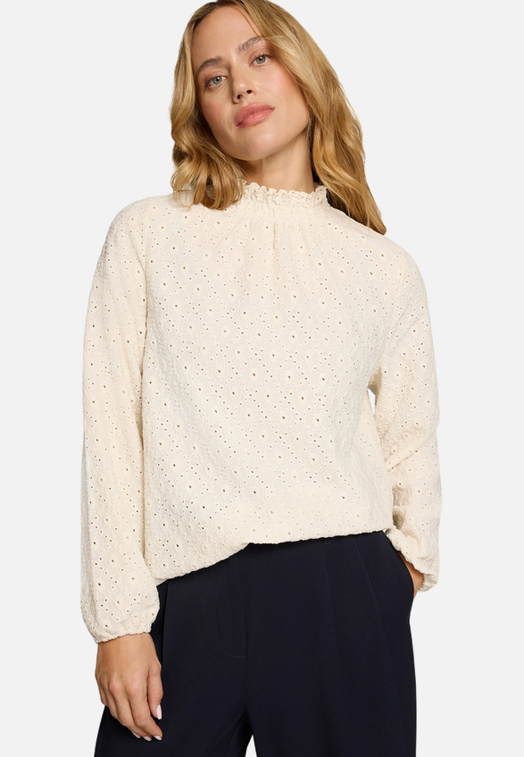 Bluse mit Lochmuster  / Modellfoto Vorderseite