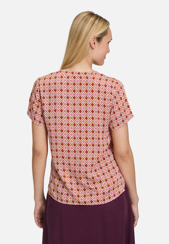 Blusenshirt mit Rüschen / Modellfoto Rückseite