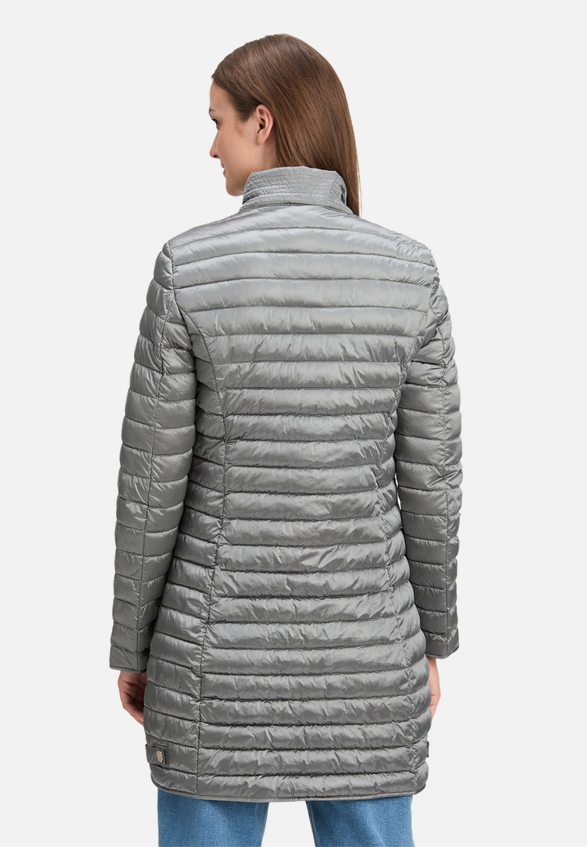Steppjacke mit Reißverschlusstaschen / Modellfoto Rückseite