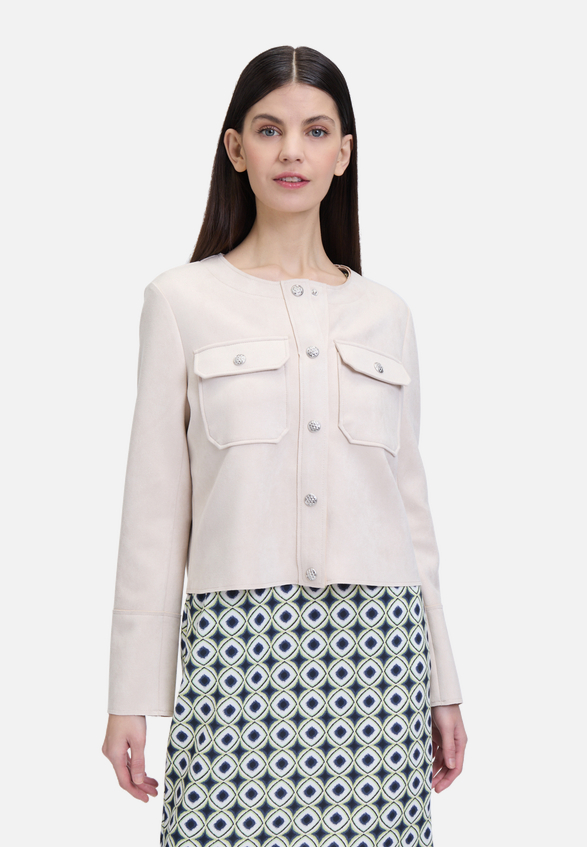 Casual-Jacke mit Taschen / Modellfoto Vorderseite