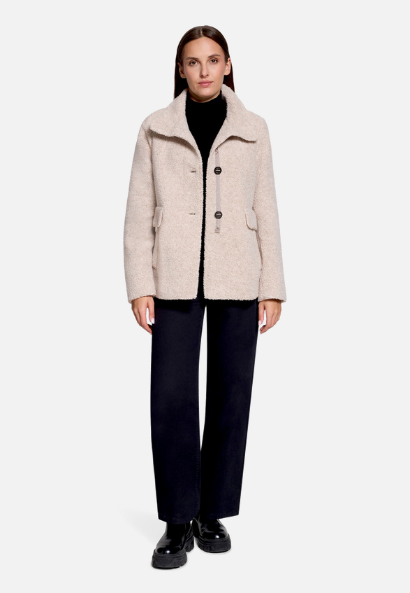 Winterjacke mit Kragen / Modellfoto Vorderseite (Outfit)