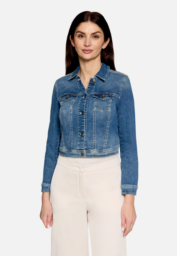 Jeansjacke mit Waschung / Modellfoto Vorderseite
